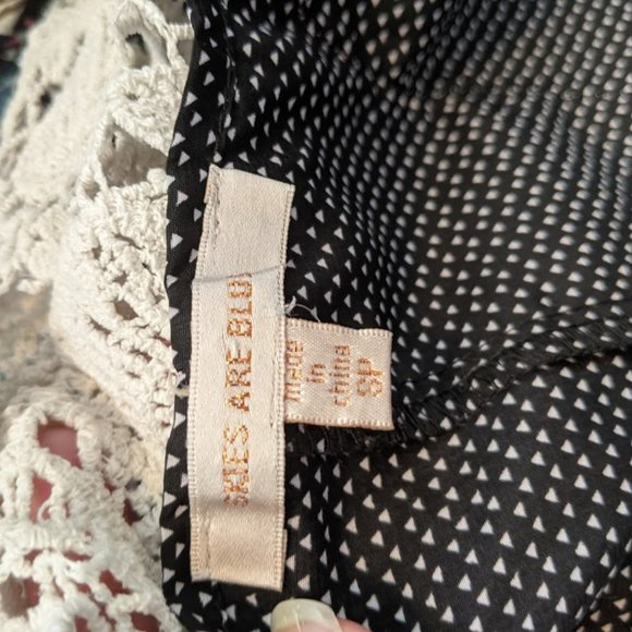 Skies are Blue Black and White Crochet Tank Sz SP - Picture 8 of 9